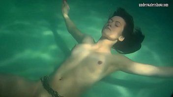 Riproduci Sirena vestita di rosso rusalka che nuota in piscina