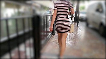 播放 热辣的妻子穿着紧身连衣裙摆动性感的战利品