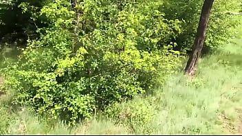 Jouer Fille tatouée sexe brutal en plein air dans la forêt