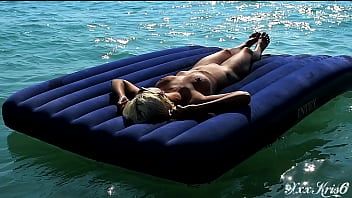 Riproduci Bella ragazza, grandi tette, spiaggia per nudisti, nudo in pubblico, nudista, all'aperto, bionda, troia bollente, ragazza nuda, nudo in pubblico, rallentatore, tette grandi