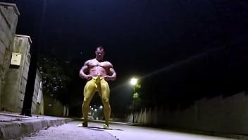 Jouer Un homme musclé en spandex se branle dans une rue publique