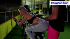 Oynat Public Anal Creampie Egzersiz bisikleti - Amatör spor salonu porno