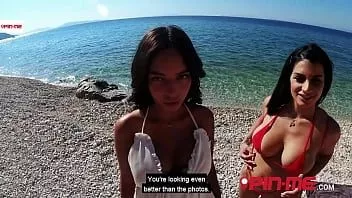 play Rosei și Sofia le place să împartă și să-și răsfețe prospețimea la plajă! pin-me.com