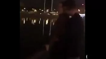 Riproduci Rybka e travka scopate da sconosciuti sul ponte video completo