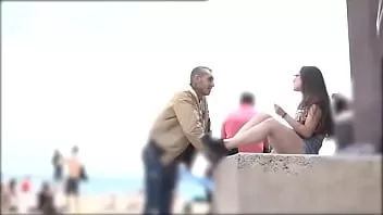 Redare El demonstrează că poate alege orice fată de pe plaja din Barcelona