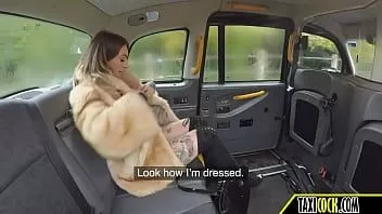 play Jeune ado excitée joue dans la voiture