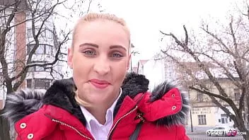 play Exploradora alemana - chica delgada lulu con chaqueta de piel y leggings recogidos y follada infiel en la calle