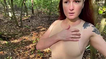Riproduci Fidanzata dai capelli rossi succhia il cazzo nella foresta. kleomodello