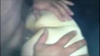 تشغيل غريب يمارس الجنس ويغذي قرص ديانا في المسرح الإباحي