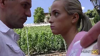play Hunt4k. il ragazzo debole sta guardando come la sua ragazza cavalca il fallo