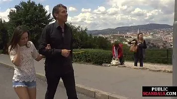 Jouer Sous public fessée avant bj devant la foule