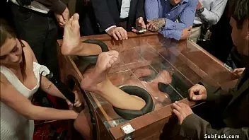 تشغيل القبضة الرقيق ومارس الجنس في حفلة عامة