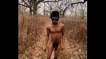 Riproduci Ragazzo sposato nudo cammina nel bosco