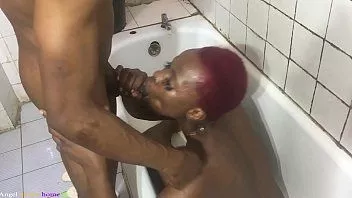 تشغيل لقد صدمت عندما فتحت حمام الفندق للتبول ورأيتها تستحم وتؤثر على كسها ، توسلت إلي لممارسة الجنس الساخن في الحمام