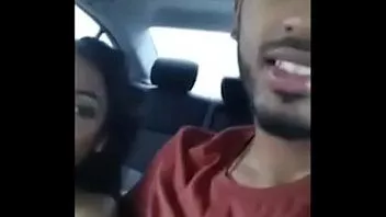 播放 荡妇印度妻子欺骗了她的丈夫，和她的男朋友一起开车，然后用力吹