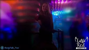 Reproduzir Puta sexy sensual chupando pau grande e engolindo porra no banheiro de boate depois de uma dança quente