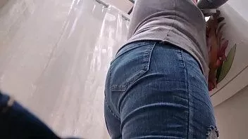 play Sua mãe italiana safada experimenta jeans enquanto usa um plug anal na bunda