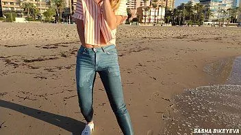 play Sesión húmeda en una playa pública con modelo loca. arriesgada masturbación al aire libre. fetiche de pies. orinar en jeans.