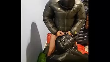 play نائب الرئيس على غطاء محرك السيارة أسفل سترة باركاسيت
