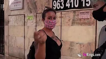 play “我丈夫喜欢看我他妈的”她在街上追捕菜鸟