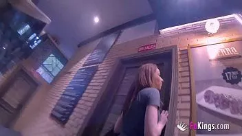 Играть Она приехала из барселоны, чтобы насладиться и лизать член адриана на публике