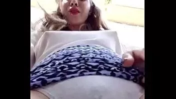 Riproduci Milf con grandi tette naturali sta scherzando fuori