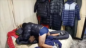 play Handjob و cumshot مع سترة أسفل بلدي
