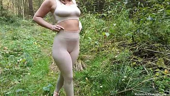 play Novia sensual chupando polla y perrito follando en el bosque - corrida