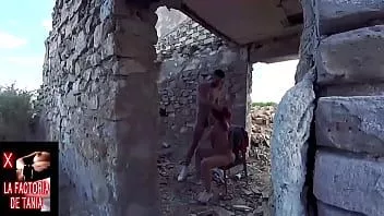 Reproducir Sexo oral en una casa abandonada que se desmorona