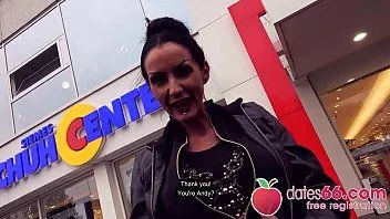 Putar Milf berambut cokelat nakal! bersenang-senang di luar ruangan dengan orang asing! date66.com
