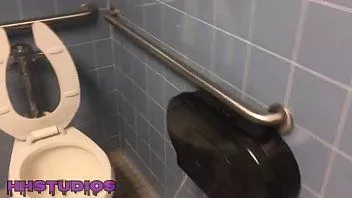 Putar Itu belanja dengan ibu tiri dan adik tiri anak tiri tersentak di toilet umum