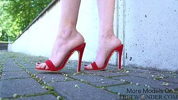 Putar Menggoda sepatu hak tinggi seksi dan bermain sepatu di tempat umum