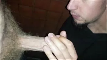 Riproduci Succhiare sperma dal cazzo nel bagno pubblico