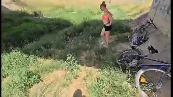 تشغيل انها تمتص الديك في الأماكن العامة ، الملاعين كل نائب الرئيس في فمها. أخ غير شقيق