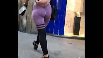 Riproduci Candid hot brunette perfetto bottino in spandex viola
