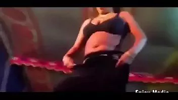 play Calda ragazza sexi jatra che mostra le sue grandi tette con una canzone musicale e una danza adorabile