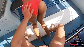 Reproducir Adolescentes amateur follando en público durante un viaje en barco