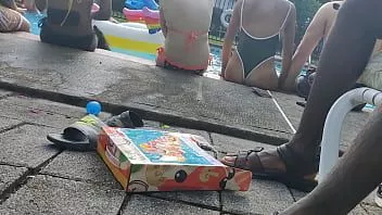 play Ehrliche heiße Teenie-Brünette mit großem Arsch im grünen Bikini