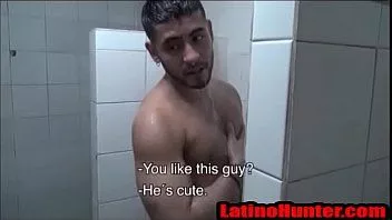 Riproduci Succhiare un cazzo latino dritto nella doccia della palestra- latinohunter.com