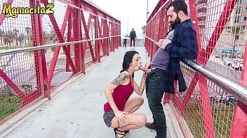 Riproduci Mamacitaz - una coppia esibizionista rischia di essere sorpresa a fare sesso in pubblico (alice blues e miguel zayas)