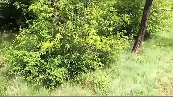 Riproduci Ragazza tatuata fa sesso duro e violento all'aperto nella foresta