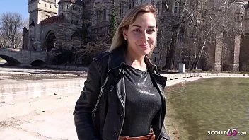 Reproducir Explorador alemán - gran h. Adolescente con tetas naturales habla para follar en un casting de recogida
