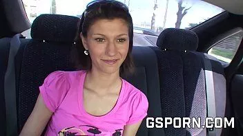 Riproduci Due ragazzi scopano una troia in pubblico vicino alla strada