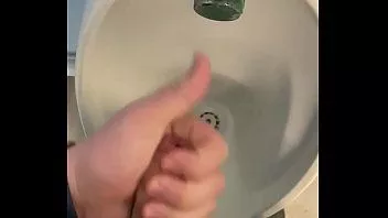 play Divertirsi nei bagni pubblici con una grossa sborrata