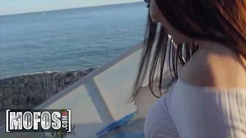 play La tettona (sasha coxx) rimbalza su un grosso cazzo sulla spiaggia - mofos