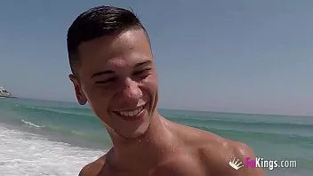 Riproduci La gattina rossa ama farsi scopare all'aperto!!