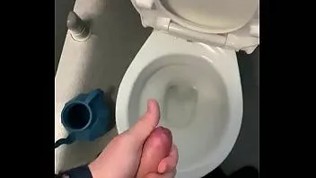 Riproduci Si masturba nei bagni pubblici con una grossa sborrata finale