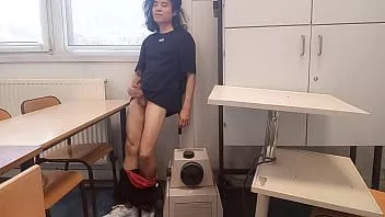 play 学校で絶頂、この欲求不満の学生イケメンは滑らかなチンポを手コキし、学校の教室でクラスメートの机の上で危険を冒して精液を噴出し、ジョン・アーティーンは大学でしごく、ホットなソロゲイポルノビデオを作る