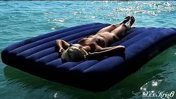 Riproduci Bella ragazza, grandi tette, spiaggia per nudisti, nudo in pubblico, nudista, all'aperto, bionda, troia bollente, ragazza nuda, nudo in pubblico, rallentatore, tette grandi