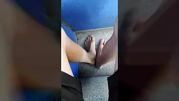 play Jon arteen berjalan tanpa alas kaki di jalan di luar ruangan, anak laki-laki itu bertelanjang kaki di trem yang ramai menuju pusat kota